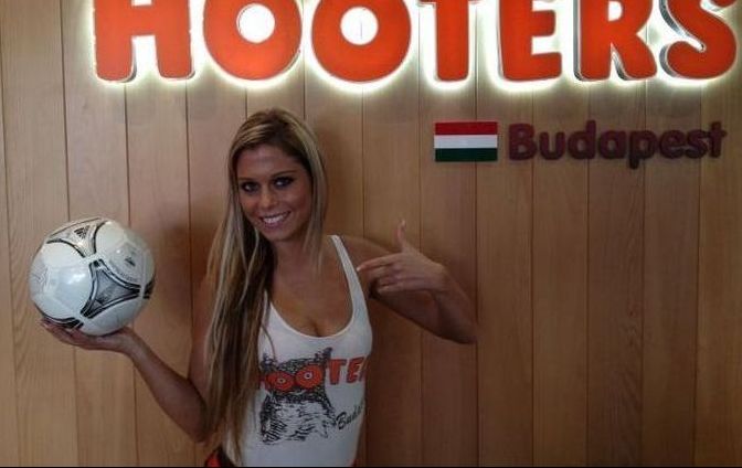 hooters restaurant girls