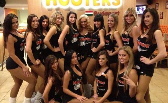 hooters restaurant girls