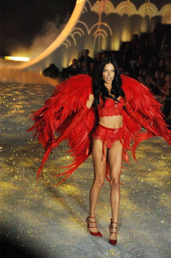 2013 Victoria's Secret Fashion show girl