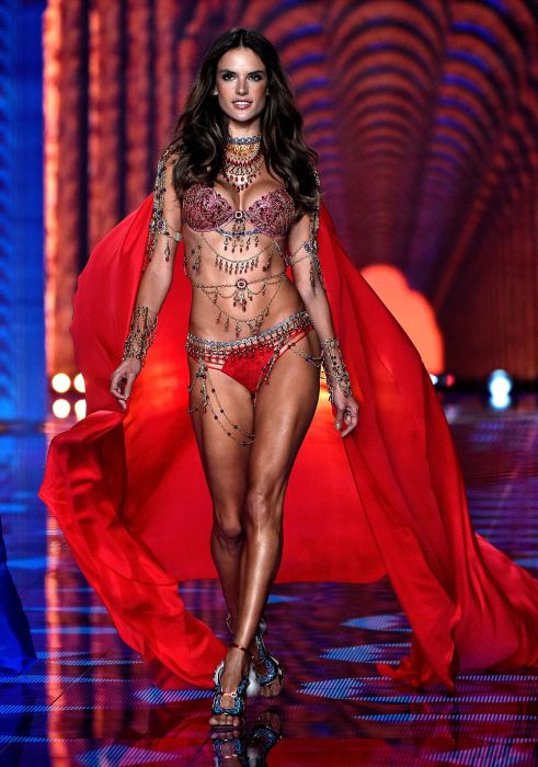 2014 Victoria's Secret Fashion show girl