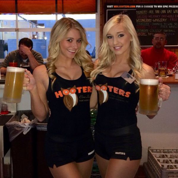 hooters restaurant girls