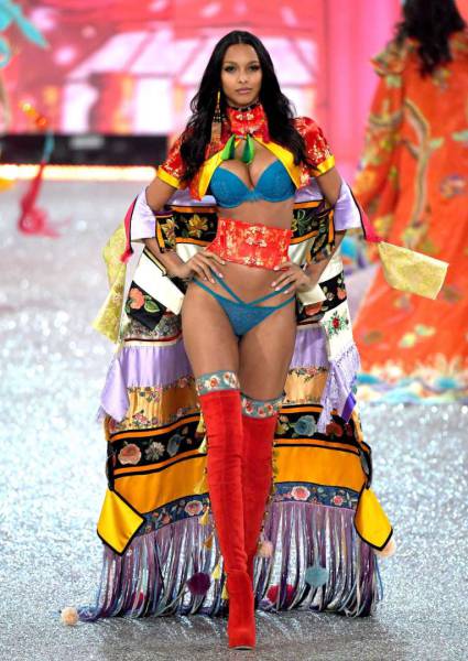 2016 Victoria's Secret Fashion show girl