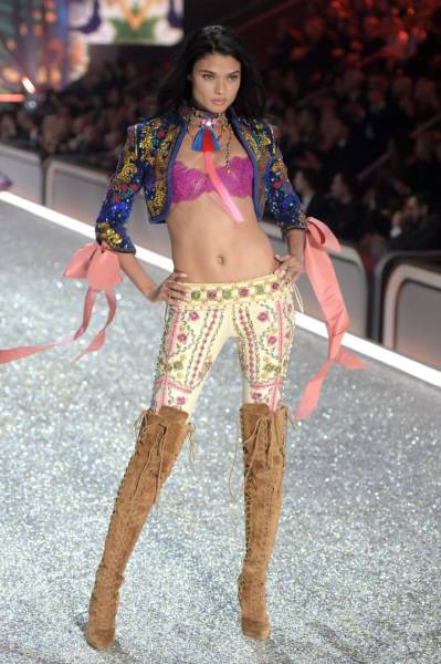 2016 Victoria's Secret Fashion show girl