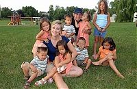 People & Humanity: Large family of Gosselin, United States