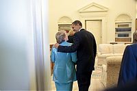 People & Humanity: Obama's hugs