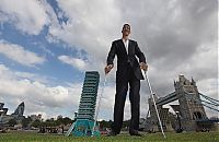 People & Humanity: Sultan Kosen, Tallest man in the world, 2 meters 47 centimeters, Turkey