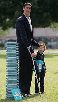 People & Humanity: Sultan Kosen, Tallest man in the world, 2 meters 47 centimeters, Turkey