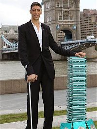 People & Humanity: Sultan Kosen, Tallest man in the world, 2 meters 47 centimeters, Turkey