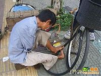 People & Humanity: Armless guy can fix your bike, China