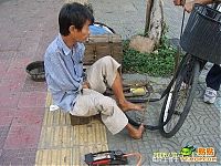 People & Humanity: Armless guy can fix your bike, China