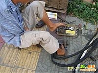 People & Humanity: Armless guy can fix your bike, China