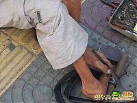 People & Humanity: Armless guy can fix your bike, China