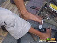 People & Humanity: Armless guy can fix your bike, China