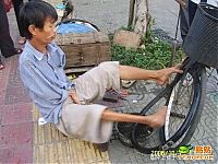 People & Humanity: Armless guy can fix your bike, China