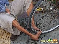 People & Humanity: Armless guy can fix your bike, China