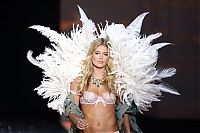 People & Humanity: 2009 Victoria's Secret Fashion show girl