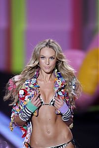 People & Humanity: 2009 Victoria's Secret Fashion show girl