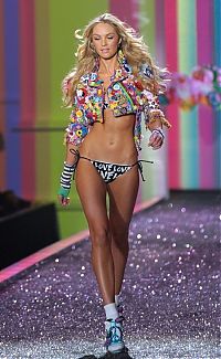 People & Humanity: 2009 Victoria's Secret Fashion show girl