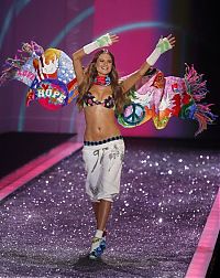 People & Humanity: 2009 Victoria's Secret Fashion show girl