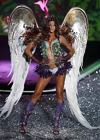 People & Humanity: 2009 Victoria's Secret Fashion show girl