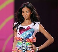 People & Humanity: 2009 Victoria's Secret Fashion show girl