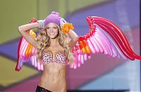 People & Humanity: 2009 Victoria's Secret Fashion show girl