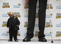 People & Humanity: Tallest man in the world met with the smallest, Sultan Kosen, 246.5cm, He Pingping, 73cm