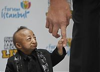 TopRq.com search results: Tallest man in the world met with the smallest, Sultan Kosen, 246.5cm, He Pingping, 73cm