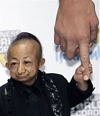 TopRq.com search results: Tallest man in the world met with the smallest, Sultan Kosen, 246.5cm, He Pingping, 73cm