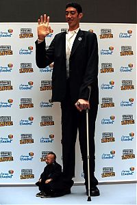 People & Humanity: Tallest man in the world met with the smallest, Sultan Kosen, 246.5cm, He Pingping, 73cm