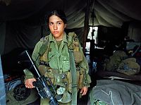 People & Humanity: army girls of israeli defense forces