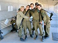 People & Humanity: army girls of israeli defense forces