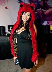 People & Humanity: Electronic Entertainment Expo (E3) 2010 trade show girls