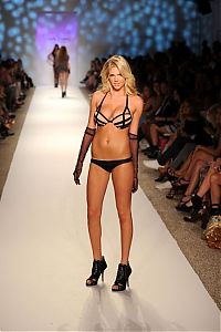 People & Humanity: mercedes-benz fashion week girls