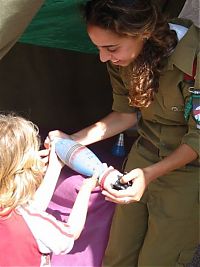 People & Humanity: army girls of israeli defense forces