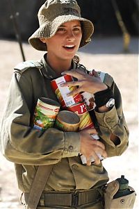 People & Humanity: army girls of israeli defense forces