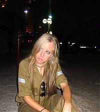 People & Humanity: army girls of israeli defense forces