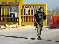 People & Humanity: army girls of israeli defense forces