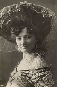 People & Humanity: retro history glamour girl with an alluring beauty
