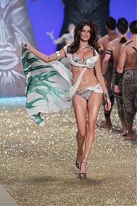 People & Humanity: 2010 Victoria's Secret Fashion show girl