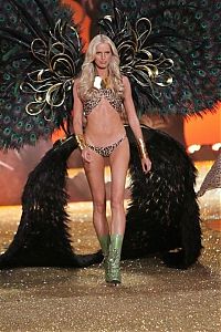 People & Humanity: 2010 Victoria's Secret Fashion show girl