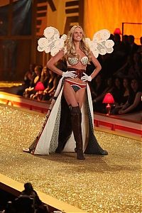 People & Humanity: 2010 Victoria's Secret Fashion show girl