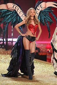 People & Humanity: 2010 Victoria's Secret Fashion show girl