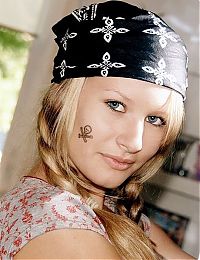 People & Humanity: pirate girl