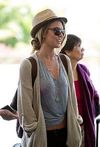 People & Humanity: braless celebrity girl