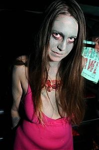 People & Humanity: zombie girl