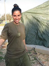 People & Humanity: army girls of israeli defense forces