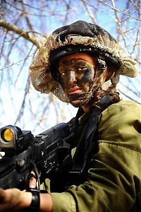 People & Humanity: army girls of israeli defense forces