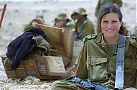 People & Humanity: army girls of israeli defense forces