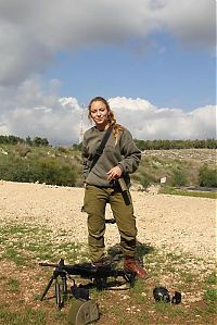 People & Humanity: army girls of israeli defense forces